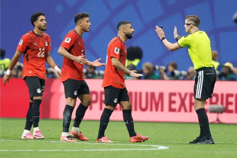 VAR tiếp tục trở thành tâm điểm chỉ trích